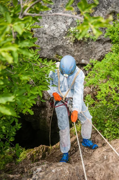 Caver descends into the cave — Stock Photo, Image