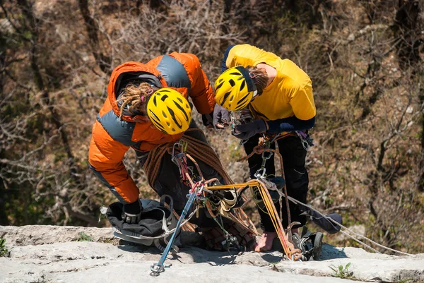 Uçurumun rappelling dağcı ekibi.