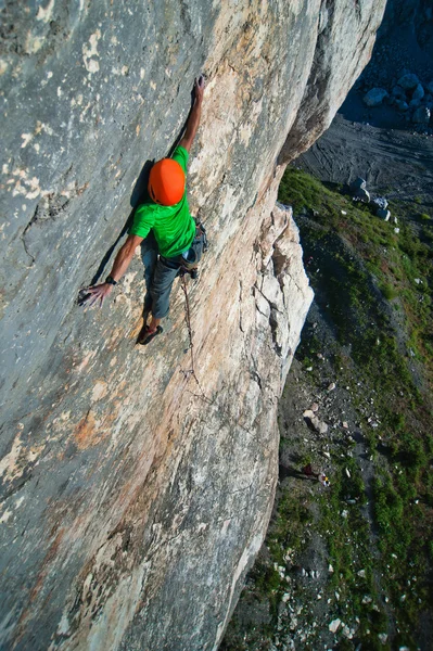 Young male climber on the cliff. — Stock Photo, Image