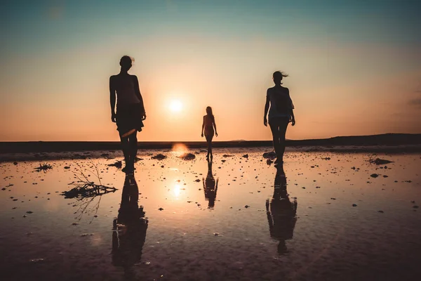 Die Silhouette der drei Mädchen am Salzsee. — Stockfoto