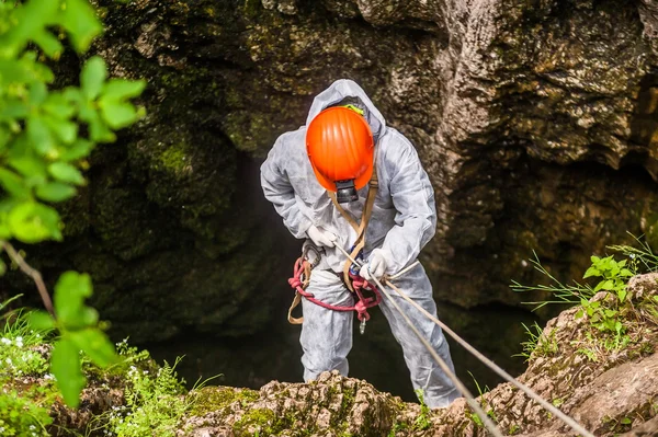 Speleologists bir mağaraya iner.