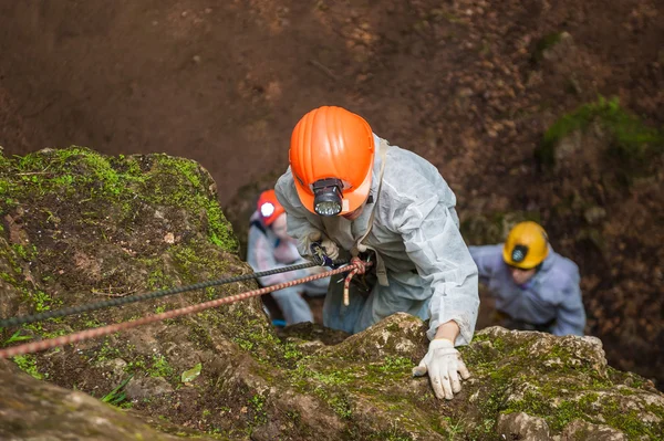 Speleologists bir mağaraya iner.