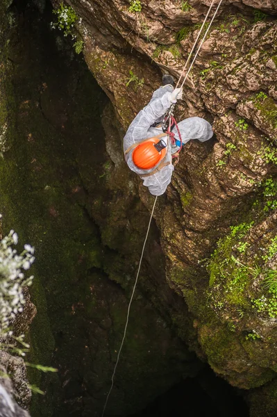 Speleologists descends into a cave. — Stock Photo, Image