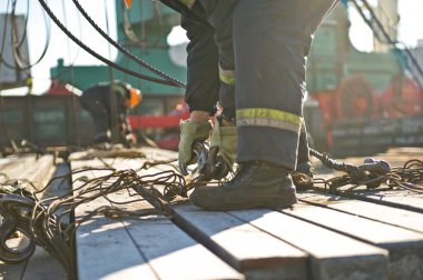 Rıhtım işçileri bir gemide.