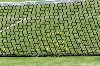 Sahada tenis topları.