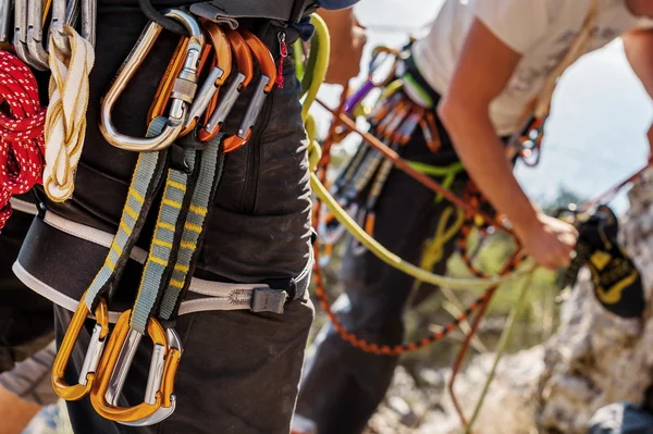 Equipamento de escalada no homem — Fotografia de Stock