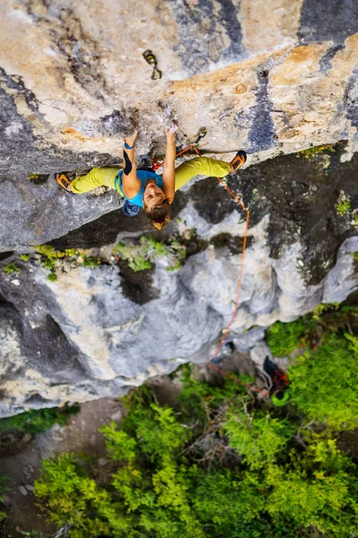 Girl climber climbs on rock. — Stock Photo, Image