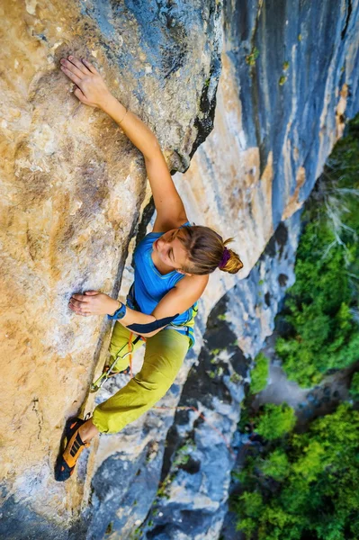 Dziewczyna wspinacz wspina się na skale. — Zdjęcie stockowe