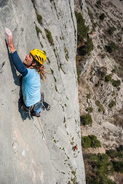 Climber climbing on the rock. — Stock Photo, Image