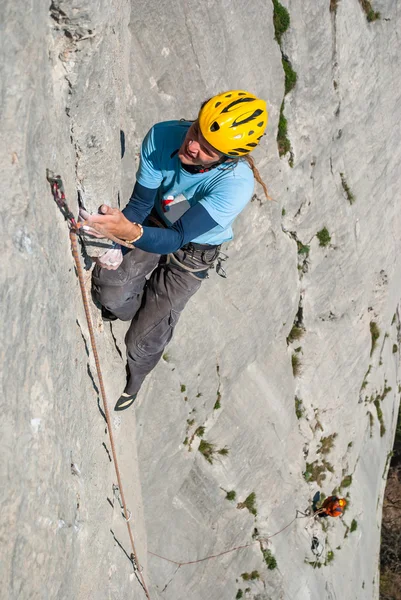 Climber climbing on the rock. — Stock Photo, Image