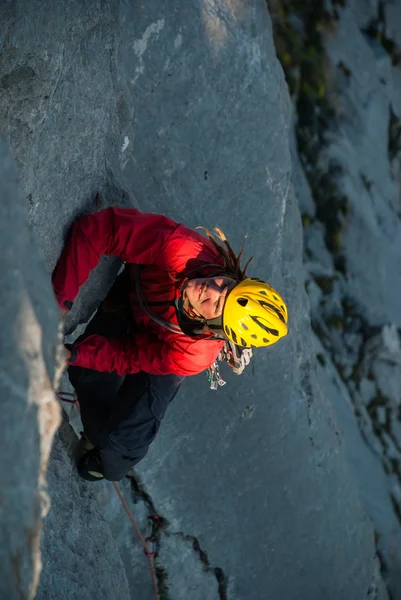 Climber climbing on the rock on sunset. — Stock Photo, Image