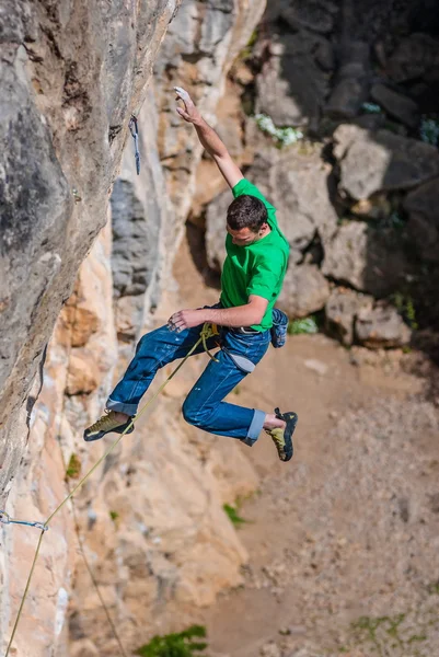 Climber fall off the rock. — Stock Photo, Image