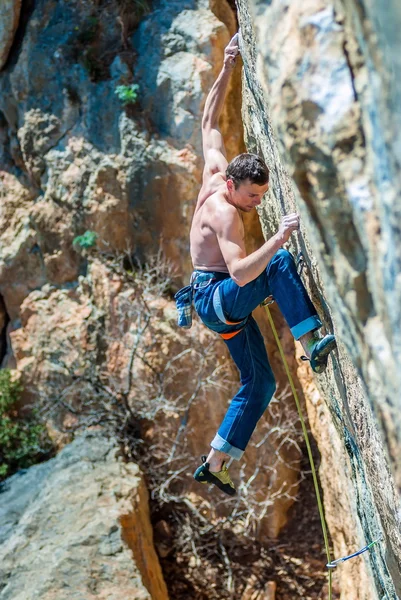 Climber climbing on the rock. — Stock Photo, Image