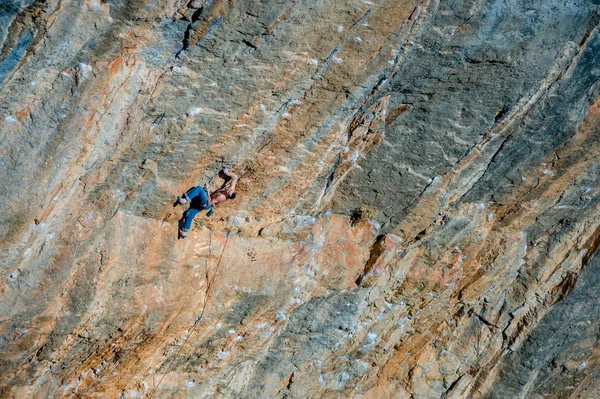 Climber climbing on the rock. — Stock Photo, Image