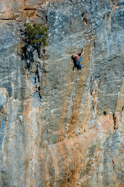 Climber climbing on the rock. — Stock Photo, Image