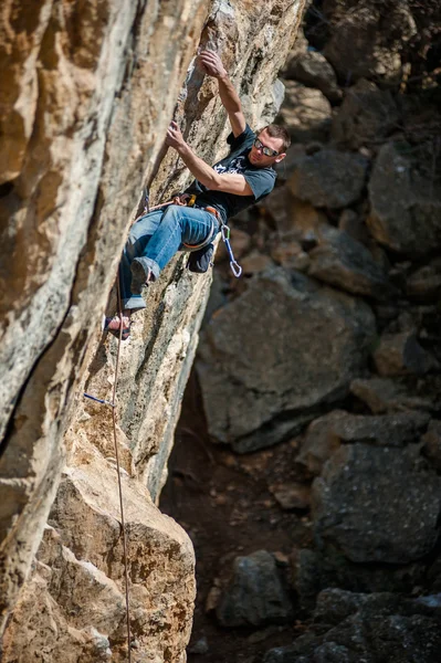 Climber climbing on the rock — Stock Photo, Image