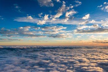 Güneşin bulutların üstünde görünümünü.