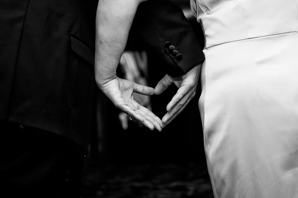 Kalp şekli çift eller