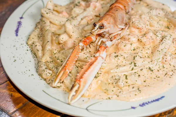 Akdeniz karides makarna