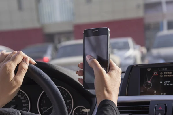 La chica al volante de un coche — Foto de Stock