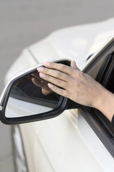 Una chica en un coche blanco — Foto de Stock