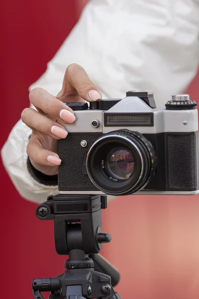 Vintage cámara en las manos — Foto de Stock