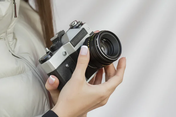 Vintage aparatu w rękach dziewczyna — Zdjęcie stockowe