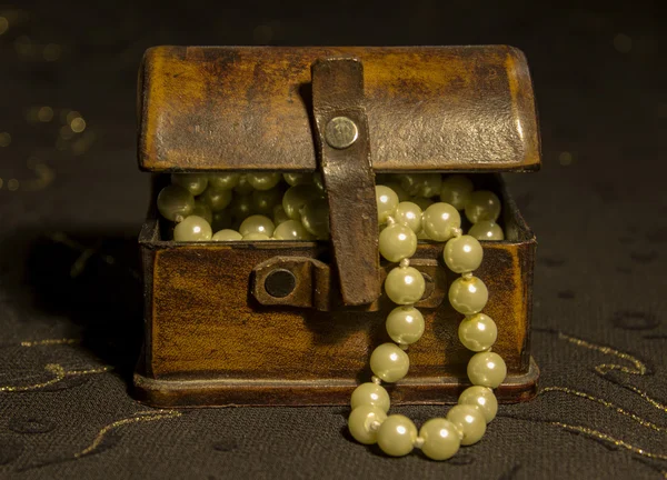 Naszyjnik z pereł w ozdobne pudełko — Zdjęcie stockowe