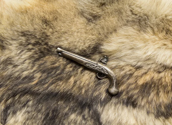 Souvenir pistol på huden — Stockfoto