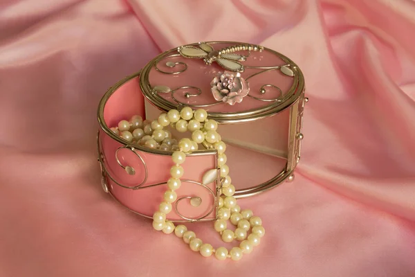 Rosa kista med pärlor — Stockfoto