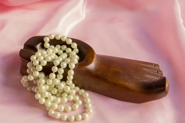Naszyjnik perły w drewniane popielniczka — Zdjęcie stockowe