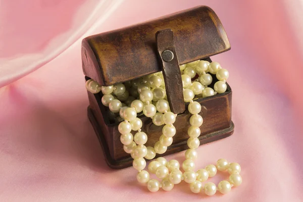 Naszyjnik perły w starożytnych Szkatuła — Zdjęcie stockowe
