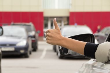 Bir arabanın direksiyonuna kız