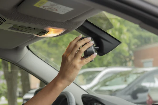 La mano de una chica en un coche — Foto de Stock