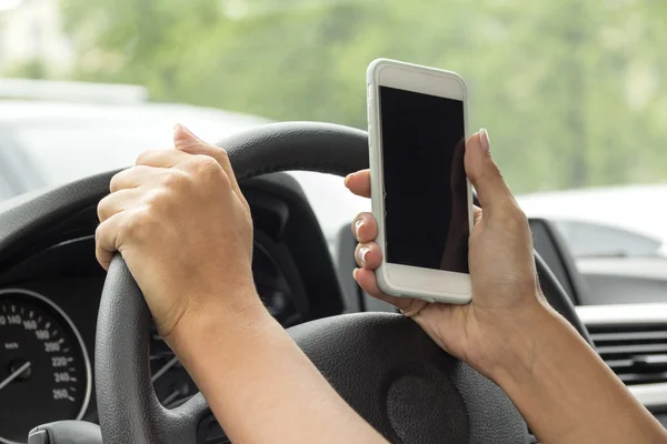 La chica al volante de un coche — Foto de Stock