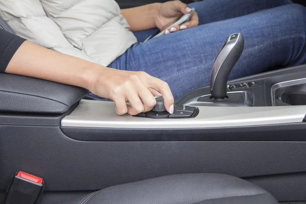 La chica al volante de un coche — Foto de Stock