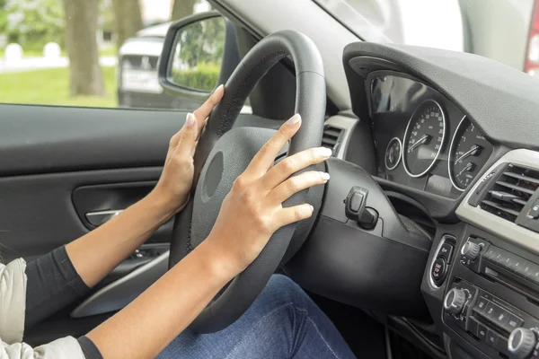 Händerna på en flicka i en bil — Stockfoto