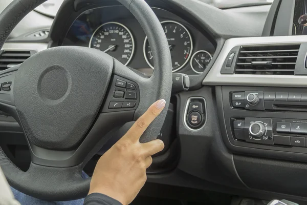 De hand van een meisje in een auto — Stockfoto