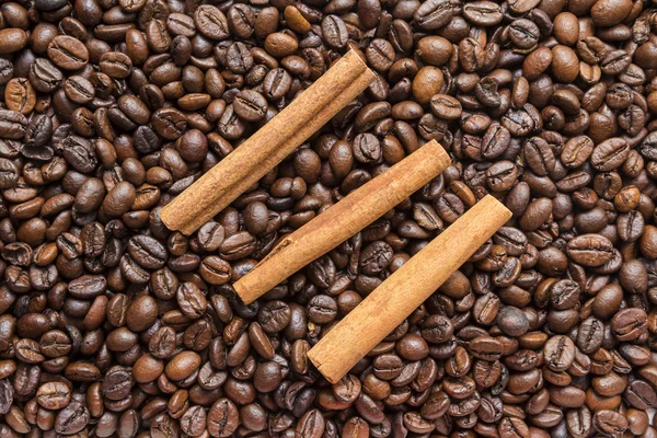 Granos de café con palitos de canela — Foto de Stock