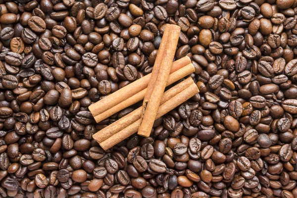 Granos de café con palitos de canela — Foto de Stock
