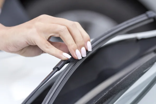 Chicas cheques de mano limpiaparabrisas coche . — Foto de Stock