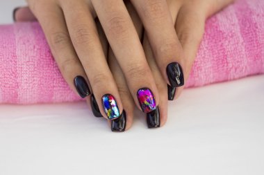 Kızın ellerinde bir havlu