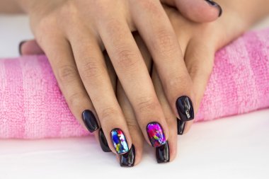 Kızın ellerinde bir havlu