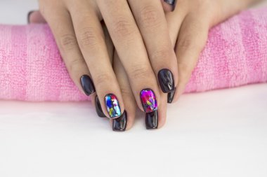 Kızın ellerinde bir havlu