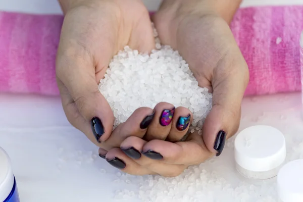 En las manos de la sal cosmética femenina . — Foto de Stock