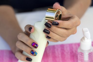 Nemlendirici uygulayarak elleri için erkek.