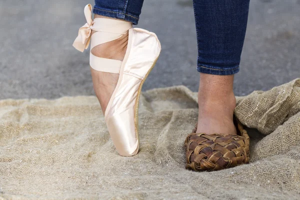 Ноги девушки в балетной обуви и обуви Bast . — стоковое фото