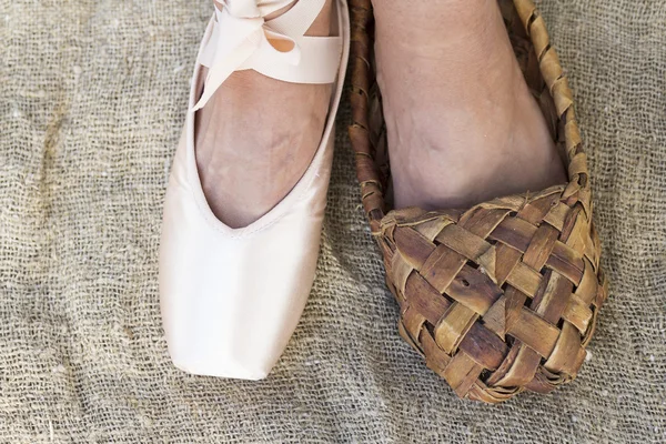 Ноги девушки в балетной обуви и обуви Bast . — стоковое фото