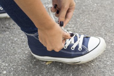 Kız düğümlü dantel eller. 