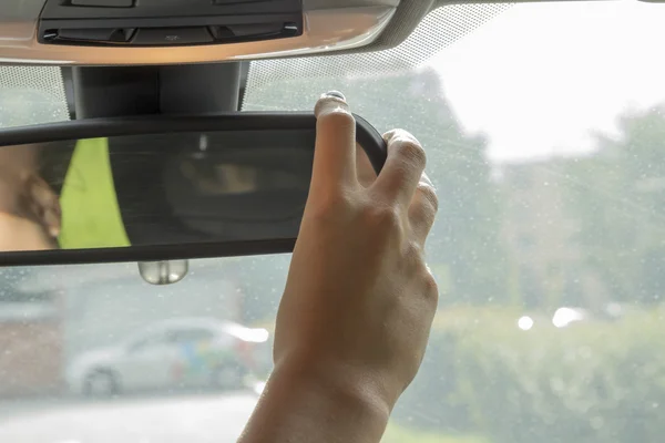 La chica en el espejo del coche se ajusta — Foto de Stock